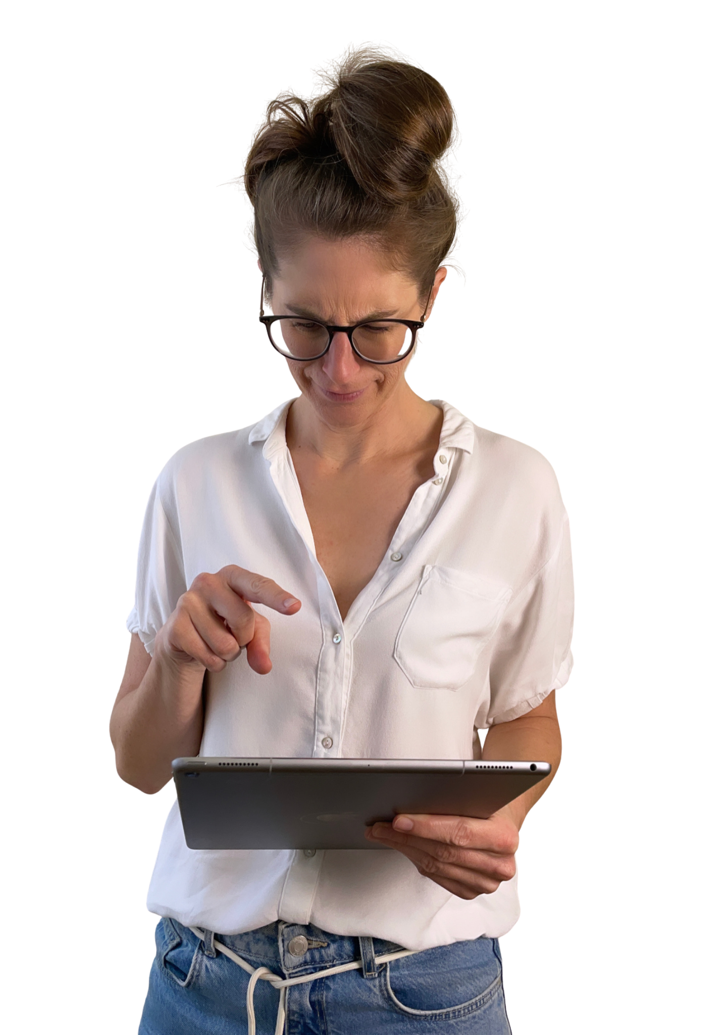 Annika Meyer wirft skeptischen Blick auf Tablet